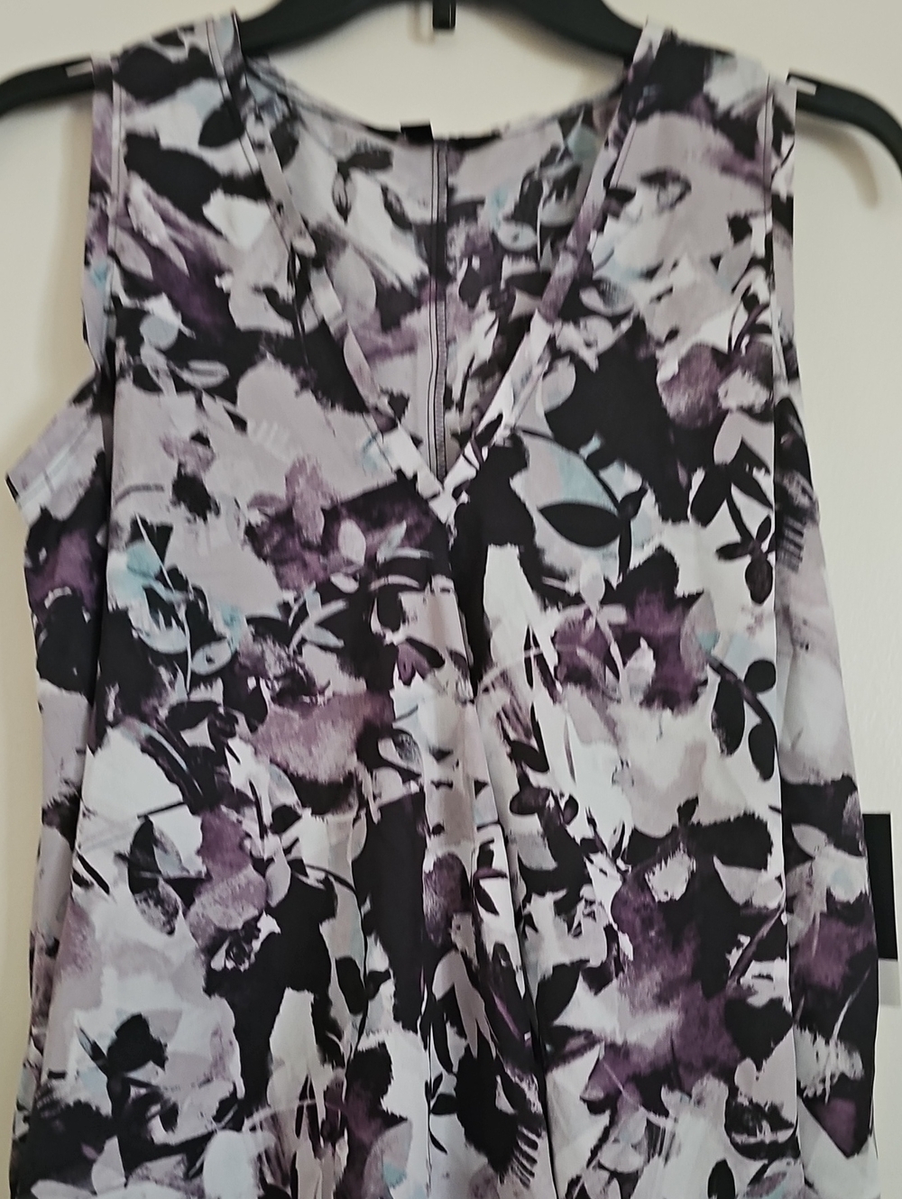 Simply Vera Vera Wang Purple and Black Floral V-Neck Sleeveless Top